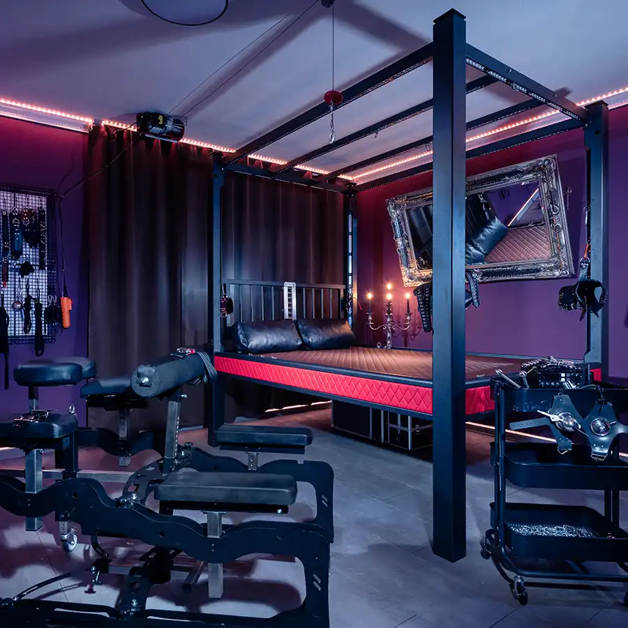 Der Black Room unseres exklusiven BDSM Studios in Aachen (NRW) bietet ein stilvolles, dunkles Ambiente mit modernem Design, hochwertiger Ausstattung und vielfältigen Spielutensilien. Perfekt für intensive Sessions in diskreter, luxuriöser Umgebung.