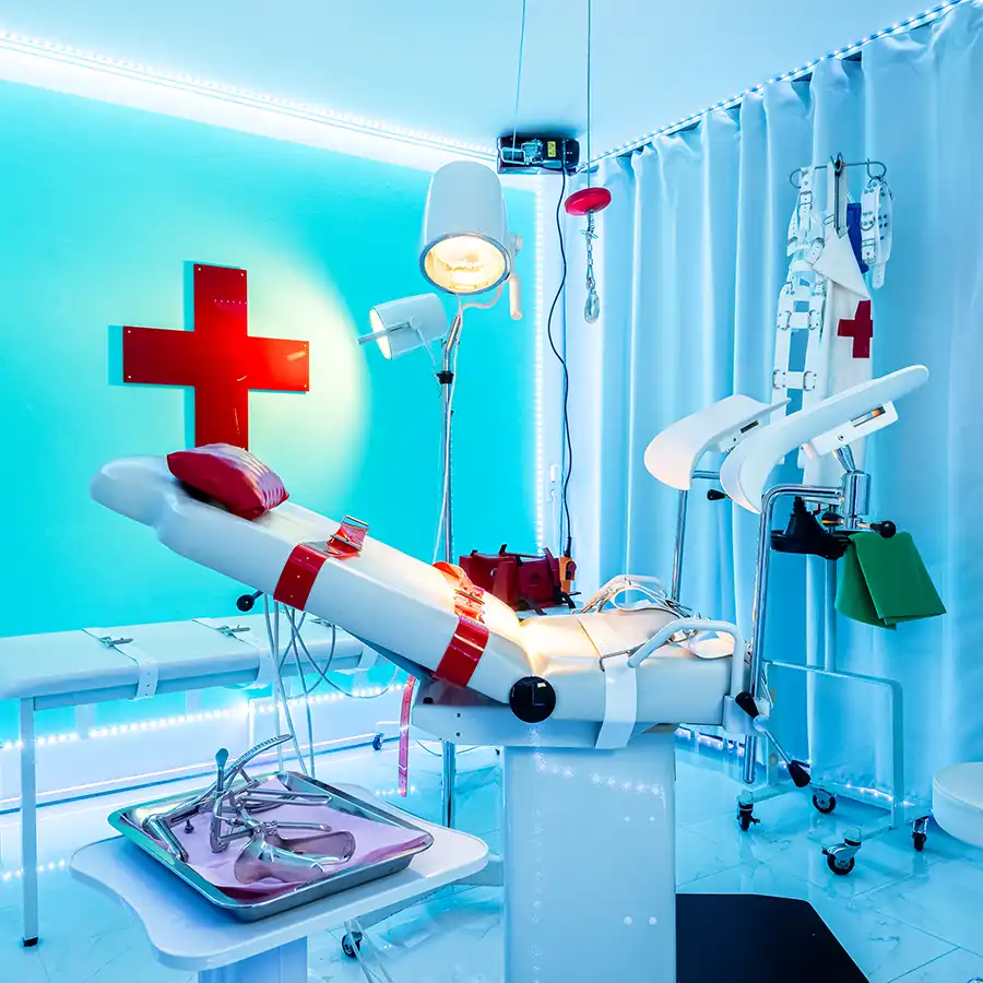 In unserem professionell ausgestatteten Klinikraum erwartet Dich ein Ambiente, das medizinische Präzision mit diskretem Luxus verbindet. Perfekt für anspruchsvolle Szenarien mit Fokus auf Ästhetik und Kontrolle.