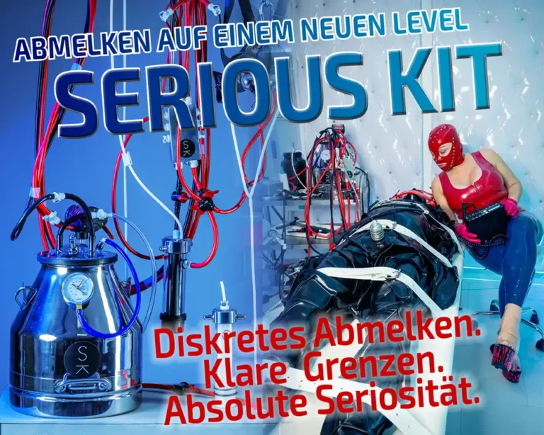 Banner-Bild für das 'Serious Kit' Abmelk-Set, das ein komplexes Vakuumsystem mit Edelstahlbehälter neben einer Person in einem Latex-Ganzkörperanzug zeigt. Das Set verspricht diskretes Abmelken auf einem neuen Level.