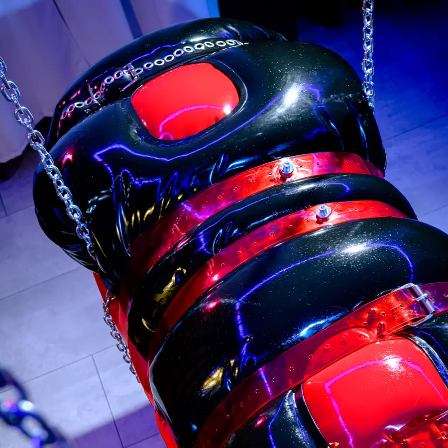 oksana-blaues-latex-kleid-heavy-rubber-fetischstudio-golden-cage-aachen-nrw.webp